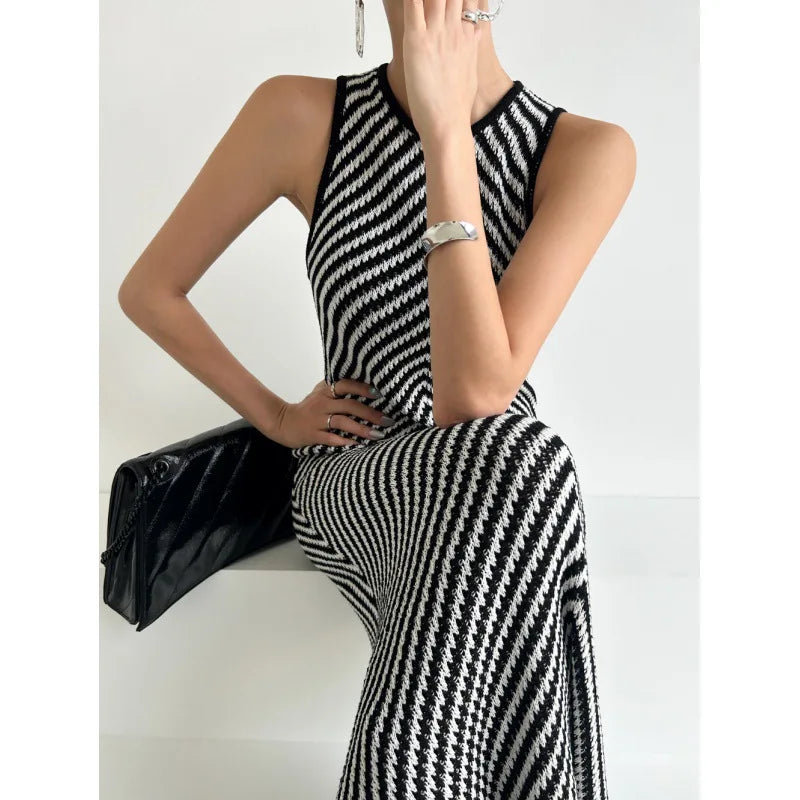 GAUN PANJANG WANITA MODEL KOREA MOTIF GARIS TANPA LENGAN ELEGAN & RAMPING | Korean Chic Round Neck Striped Slim Fit Sleeveless Long Dress Casual Elegant Daily Wear