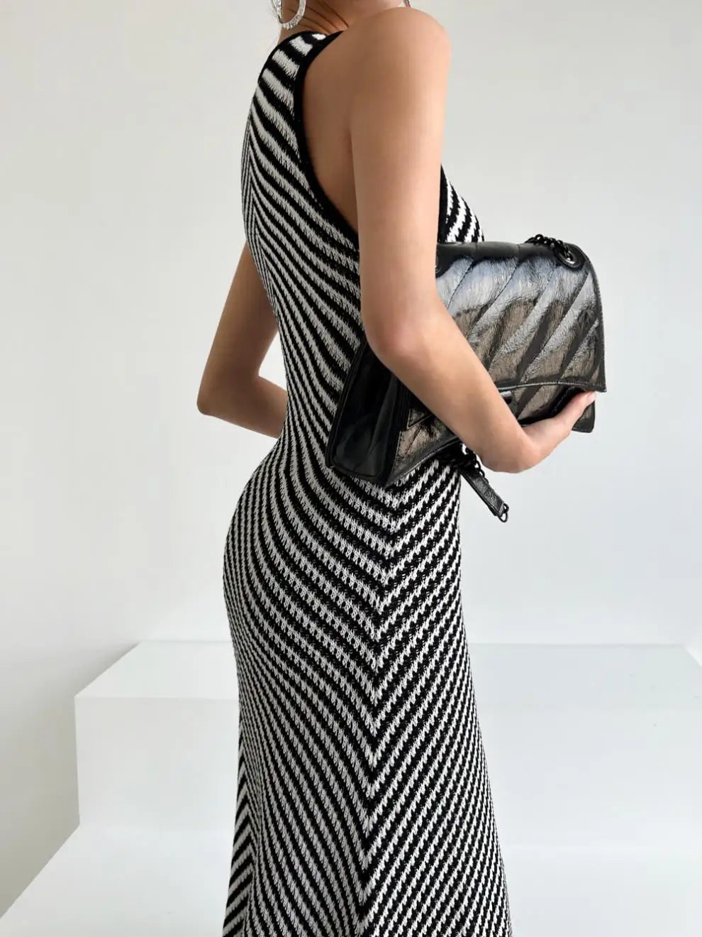 GAUN PANJANG WANITA MODEL KOREA MOTIF GARIS TANPA LENGAN ELEGAN & RAMPING | Korean Chic Round Neck Striped Slim Fit Sleeveless Long Dress Casual Elegant Daily Wear